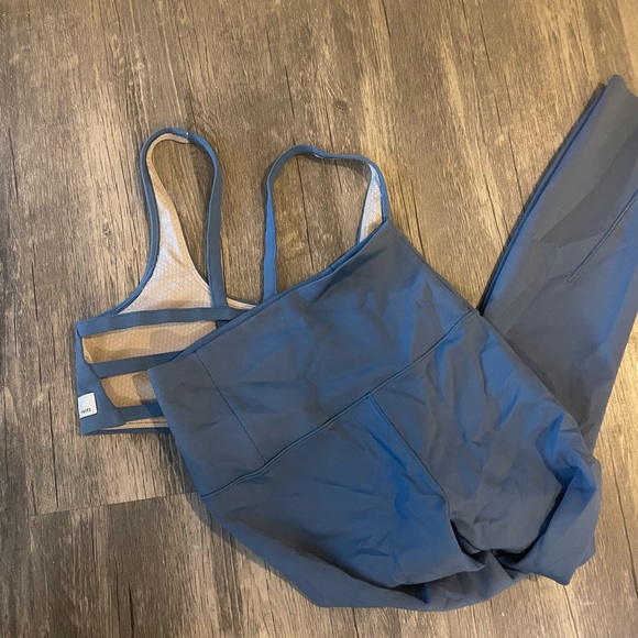 Vuori Evolve Legging in Pool Blue - Picture 3 of 5